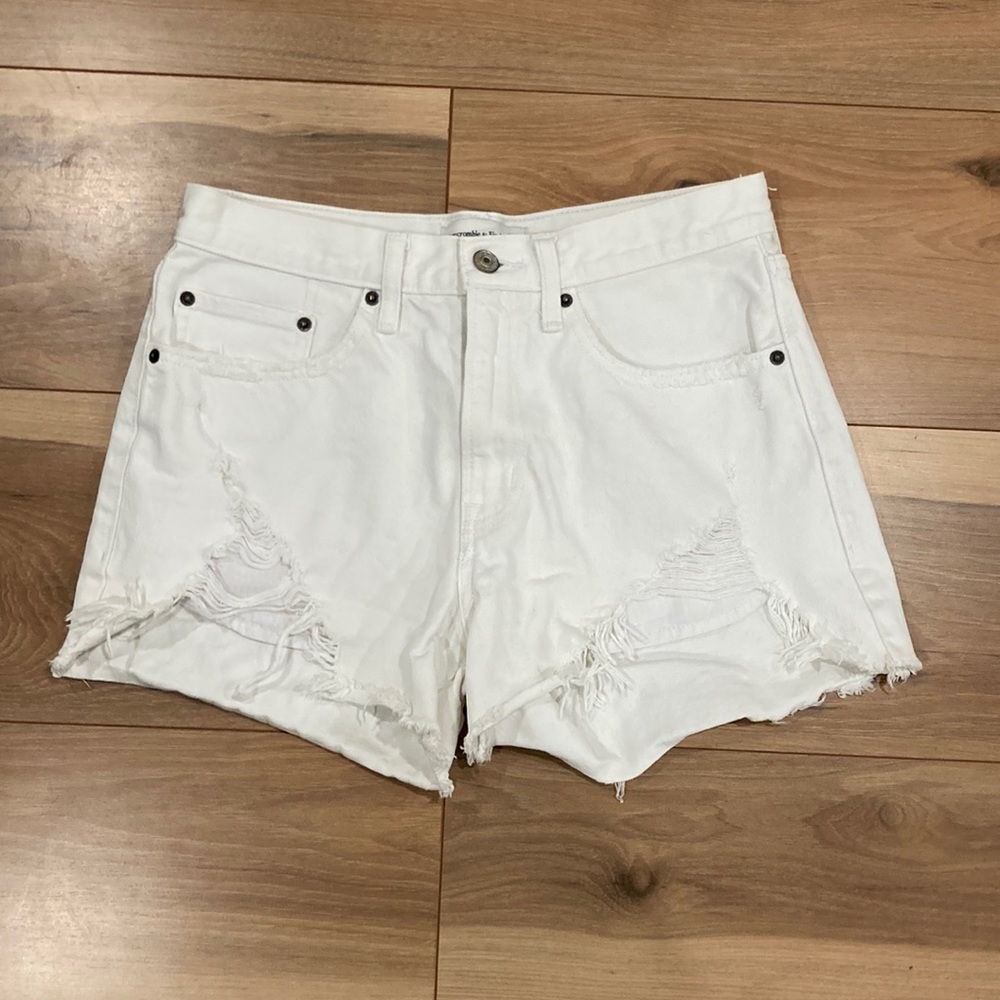 Abercrombie mid rise boyfriend short in white denim